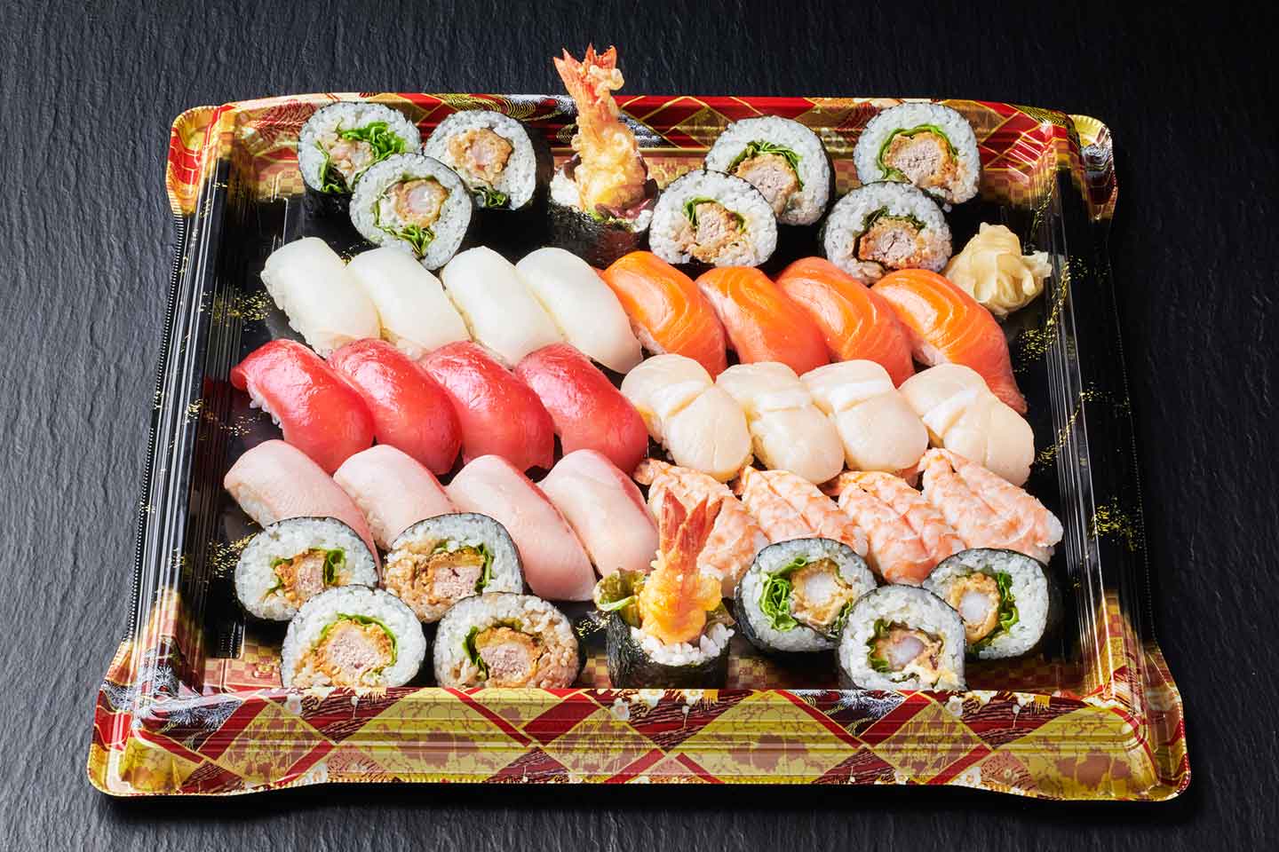 寿司盛り合わせ 9慣+エビフライおまけ✨ 35.巻物入り握り寿司盛り合わせ（4～5人前） | 浜松市で仕出し・お弁当